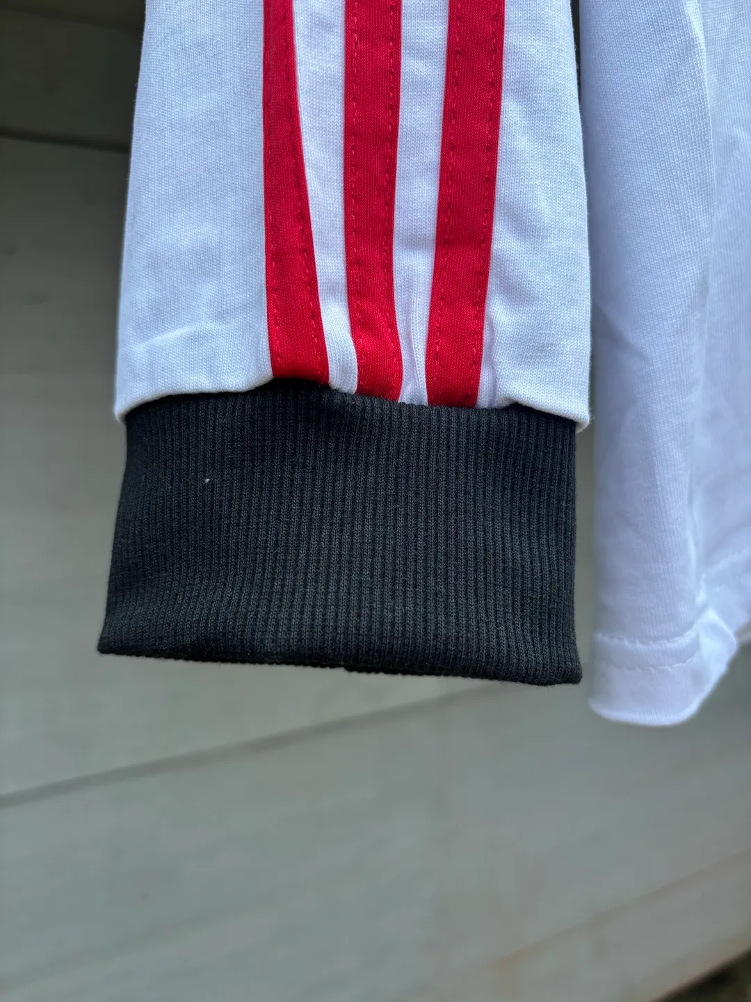 𝟬𝟱𝟰𝟰𝟲#Exclusive real shot/difference between various stolen pictures and online version on the market [𝗮𝗱𝗶𝗱𝗮𝘀 Adidas clover long-sleeved T-shirt, made of soft cotton fabric, skin-friendly, Breathable, super comfortable to wear. ✅Full set of 1:1 customized accessories ➕Customized three-label ➕𝗬𝘂𝗮𝗻 version of the hang tag ➕𝗹𝗼𝗴𝗼 packaging bag🔥 ➕Scan the tag to enter the official website. ✅Top version, ins Xiaohongshu Kuaishou Got something = lots of bloggers are wearing it. ✅Adidas’ absolute Hot Sale star Same Style Details are online, feel free to compare! The iconic clover logo embellishes the chest, highlighting the brand's charm. Fixed color and classic three-bar stripes, classic will never go out of style! Versatile is not picky, the original model is perfect for the upper body, so buy it with your eyes closed! ✅The striped elements on both sides of the sleeves add a sporty and fashionable feel, making it easily adaptable to various sports or daily leisure scenes. Whether you are running for fitness or hanging out on the street, it can keep you full of energy without losing the sense of fashion. ✅Complete sizes to meet the needs of different body shapes! Color; white with red Size S-3XL
